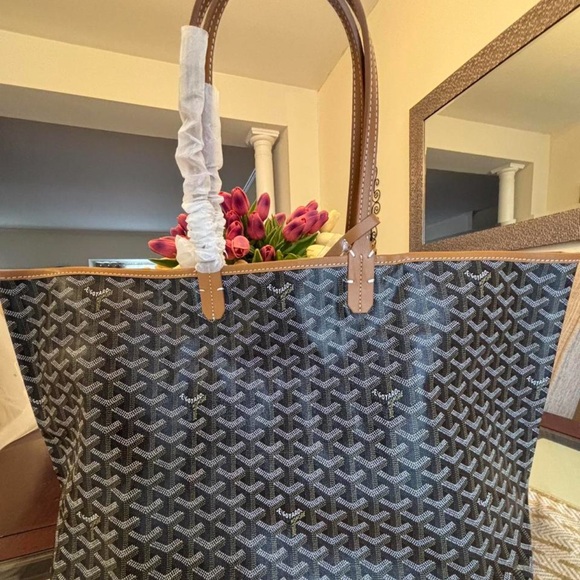 Stylish Gray Tote Bag with Tan Accents - Picture 3 of 12